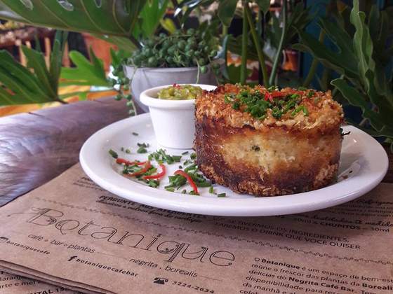 Pastel de Cangrejo, uma torta de siri com queijo cremoso e parmesão, panko, pimenta cayena e raspas