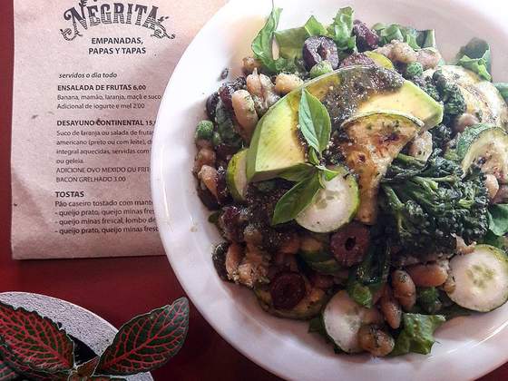 Ensalada Frijoles y Calabacín, uma salada quente de feijão cavalo branco, abobrinha grelhada, brócol