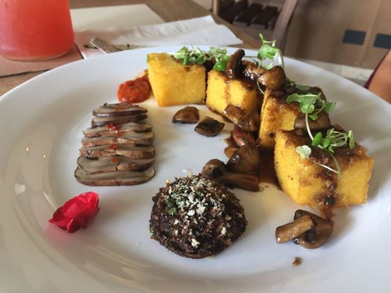 Polenta frita com cogumelos de diferentes texturas e demi glace vegetal. Foto: Flávia Schiochet/Arqu