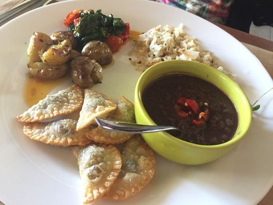 Arroz, feijão, batata salteada com pimenta calabresa, espinafre refogado e porção de pastéis de cogu