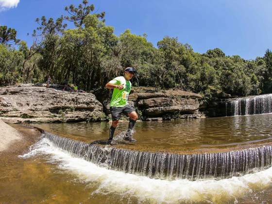 No formato trail run, com predominância em trilhas, a Discover Trail é ideal para atletas ou amadores que curtem subida, lama, trilhas, rios e paisagens