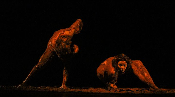 Peça em Curitiba é toda encenada com atores na lama (e a entrada é gratuita)