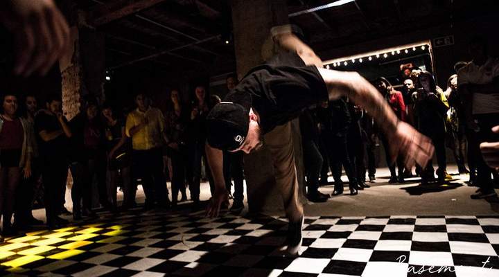 Balada que fica em porão ao lado do cemitério aposta em shows ecléticos