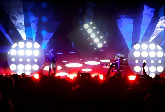 Pet Shop Boys fazem público dançar com boa música e efeitos especiais