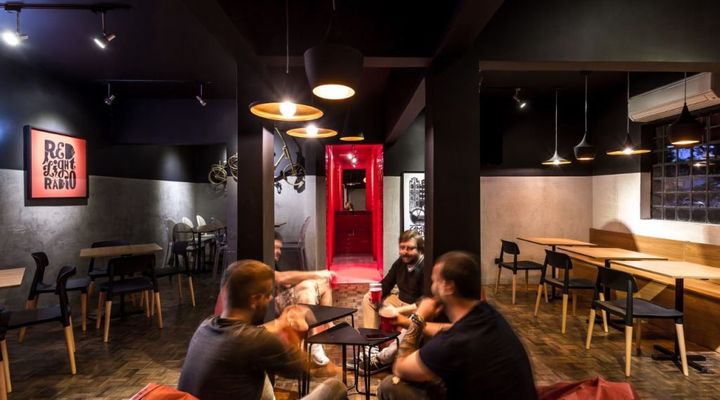 Bar em Curitiba realiza campeonato de beer pong