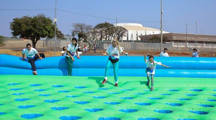 Corrida com obstáculos infláveis gigantes ainda tem vagas disponíveis