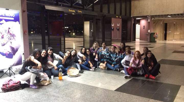 Sonho de viajar para conhecer ídolo faz fãs de Luan Santana dormirem no aeroporto