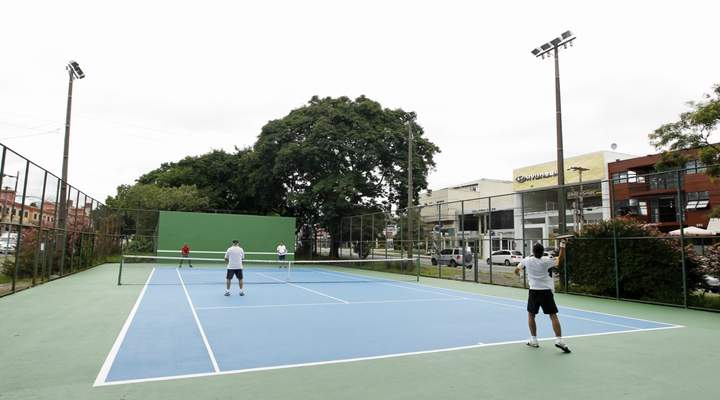 Cinco quadras gratuitas para jogar tênis em Curitiba