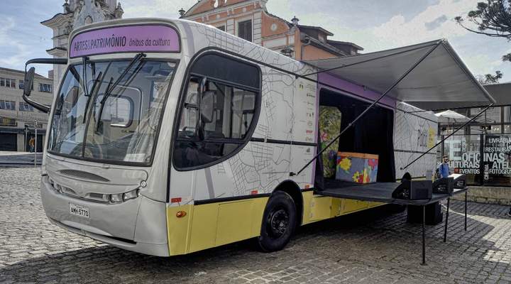 Ãnibus-palco traz atrações culturais para o Largo da Ordem neste sábado