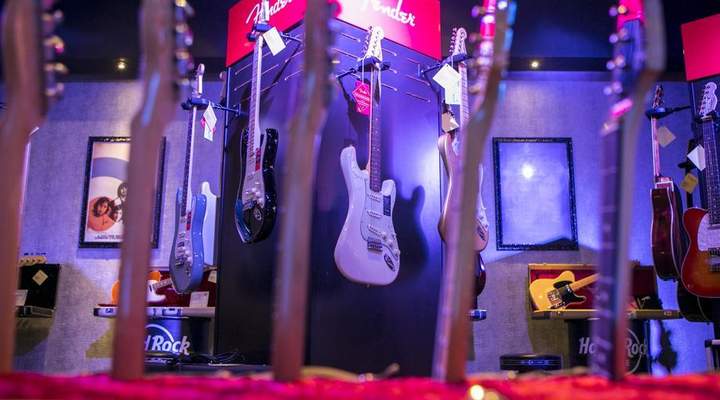 Você pode tocar de graça as guitarras mais famosas do mundo em exposição