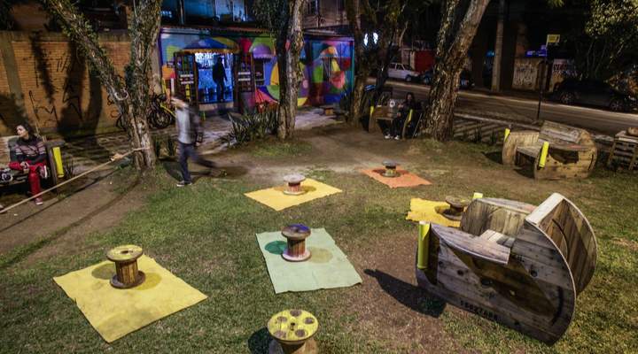 Lugares com sombra e bebidas refrescantes para aproveitar o verão em Curitiba