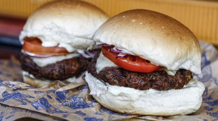 Famosa hamburgueria abre nova unidade com sanduíche a R$ 1 e sorteio de viagem a NY