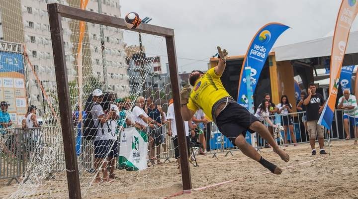 Praia de Caiobá tem jogo com estrelas do futebol paranaense; veja como eles estão