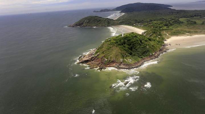 Passeio permite olhar o litoral do estado de cima do avião