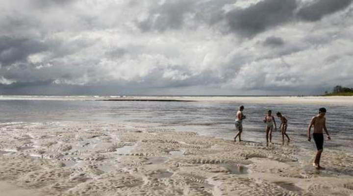 As praias mais calmas do litoral do Paraná para levar as crianças