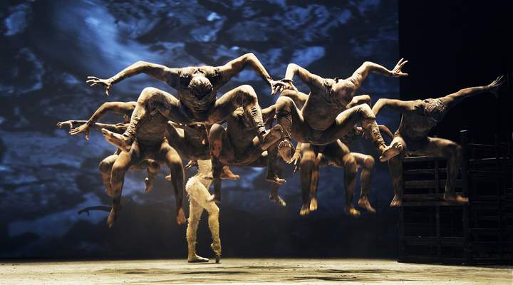 Com bailarinos sujos de lama, “Cão Sem Plumas” de Deborah Colker volta ao Guaíra