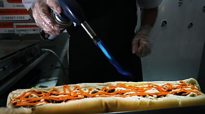 Maior cachorro-quente de Curitiba pesa 1,5 kg e custa a partir de R$ 30