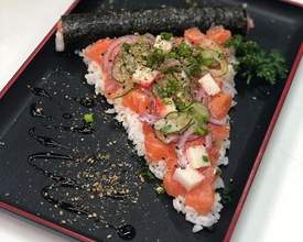 Bar de Santa Felicidade cria "pizza de sushi"