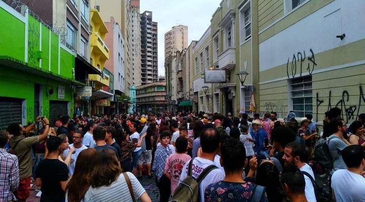 Mesmo com chuva, bloco "10afinados & daí?" agitou pré-carnaval curitibano