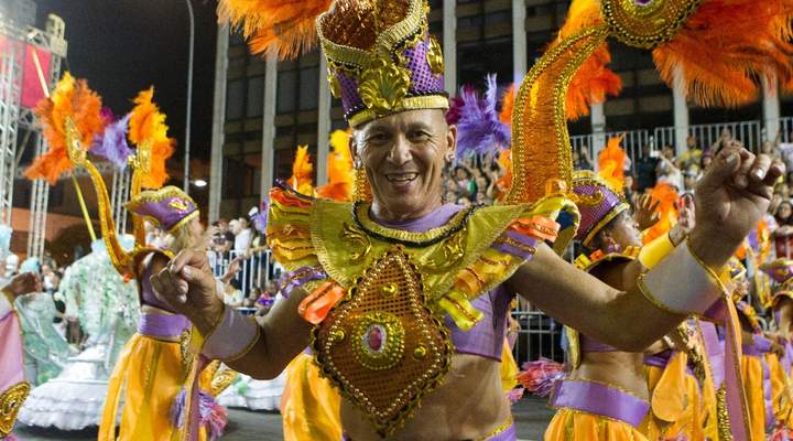 Escolas de samba de Curitiba proporcionam madrugada de diversão no Carnaval
