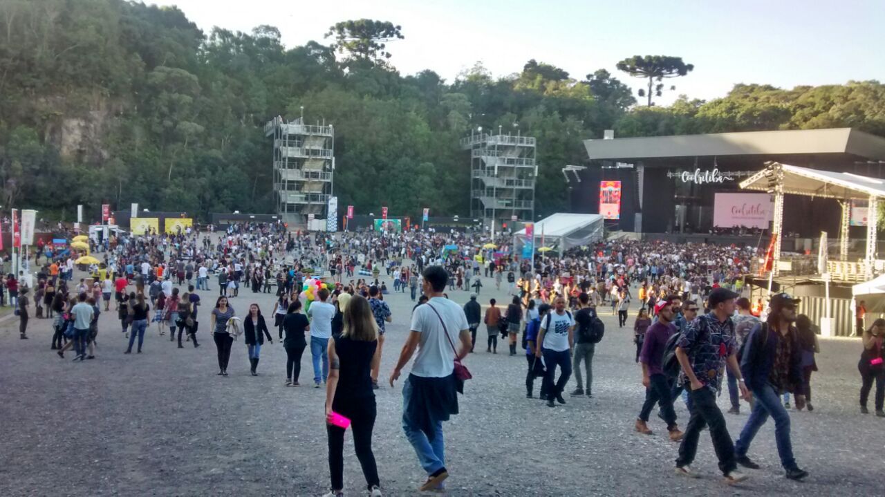 Público começou a chegar na Pedreira às 14 horas. Shows devem acontecer até o começo da madrugada de domingo (14).