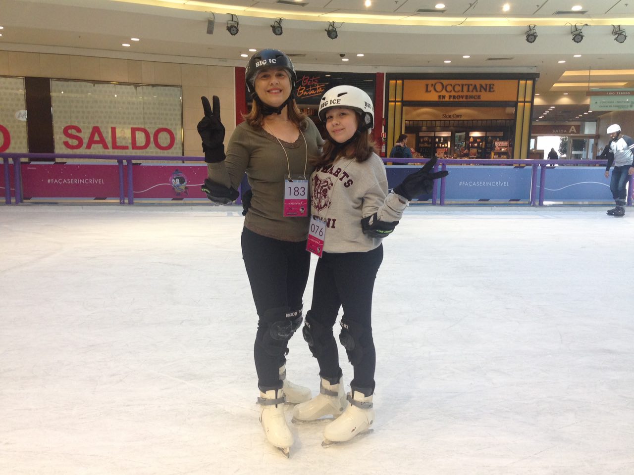 Apaixonadas por patinação a mãe Andreia Ramcciado Brandão com a filha Carolina, curtem pista de gelo em shopping de Curitiba. 