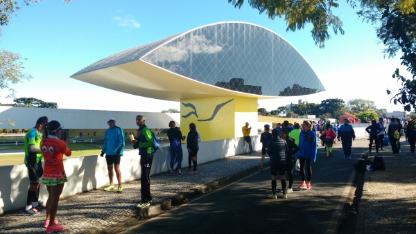 Mais de 3mil competidores participaram da Meia Maratona, além de seus familiares e amigos que aproveitam a manhã ensolarada nos arredores do Museu Oscar Niemeyer. Foto: Maria Isabel Miqueletto.