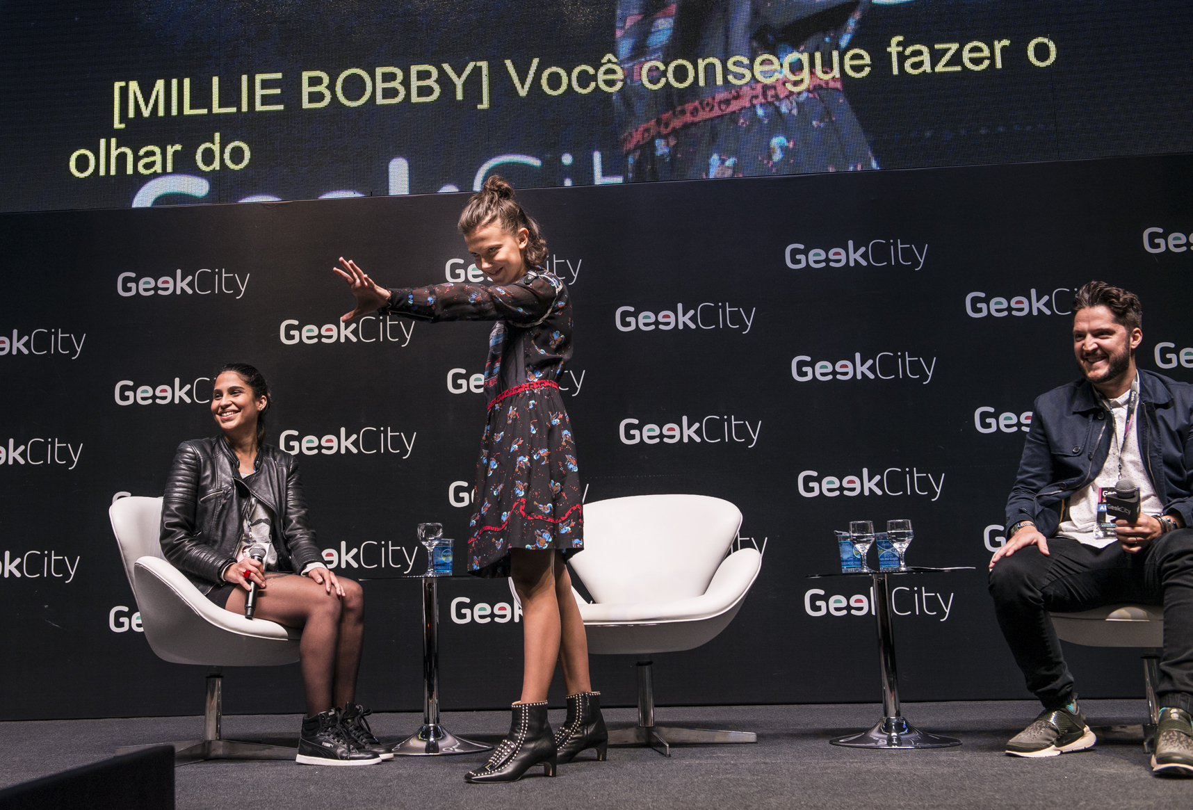 Millie brinca com participante na plateia que estava vestida como a personagem Eleven. Foto: Letícia Akemi / Gazeta do Povo 