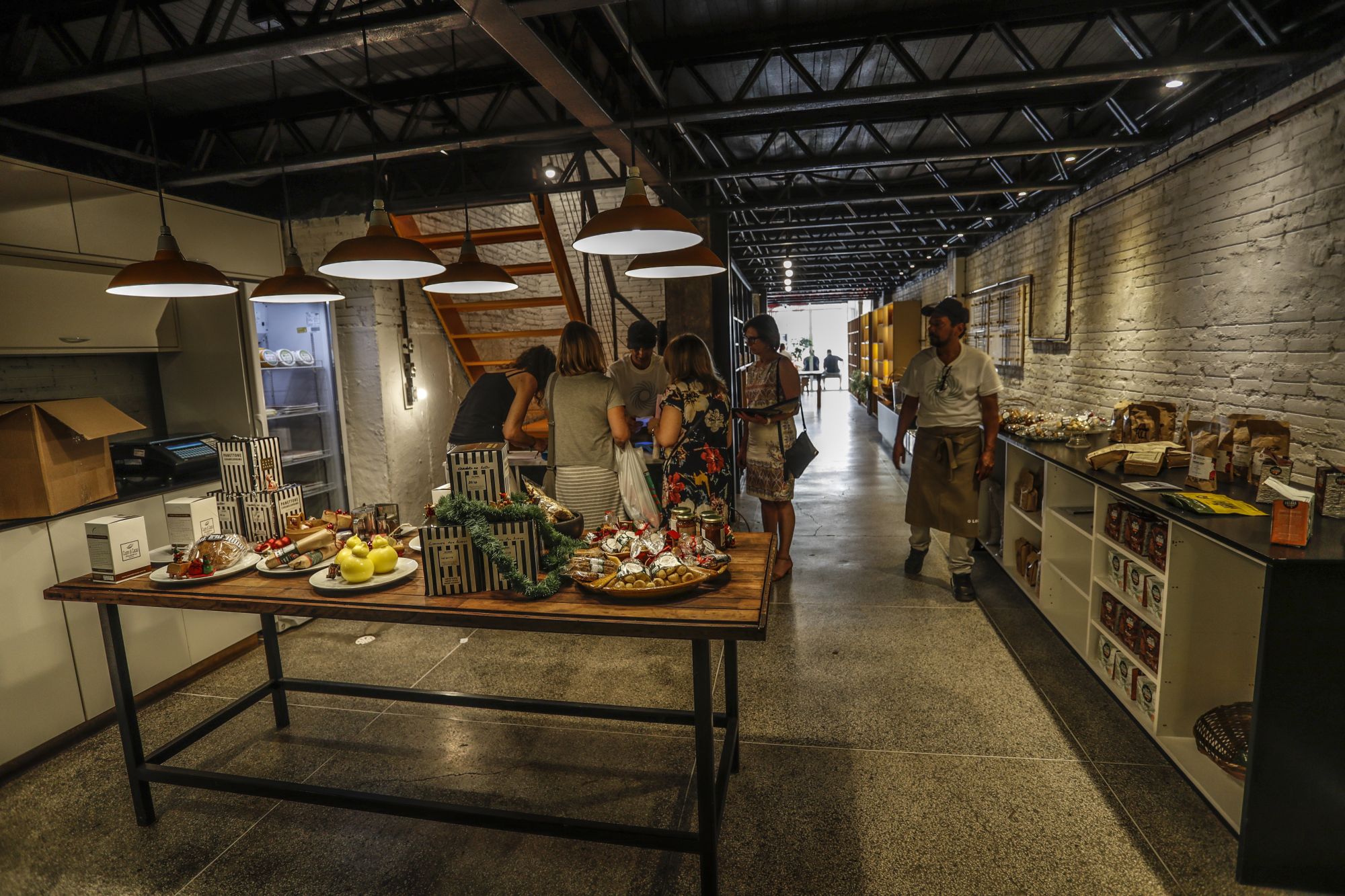 A delicatessen tem produtos feitos pela cozinha d'O Locavorista, como catchup da casa, e também produtos alimentícios do Paraná. Foto: Jonathan Campos/Gazeta do Povo