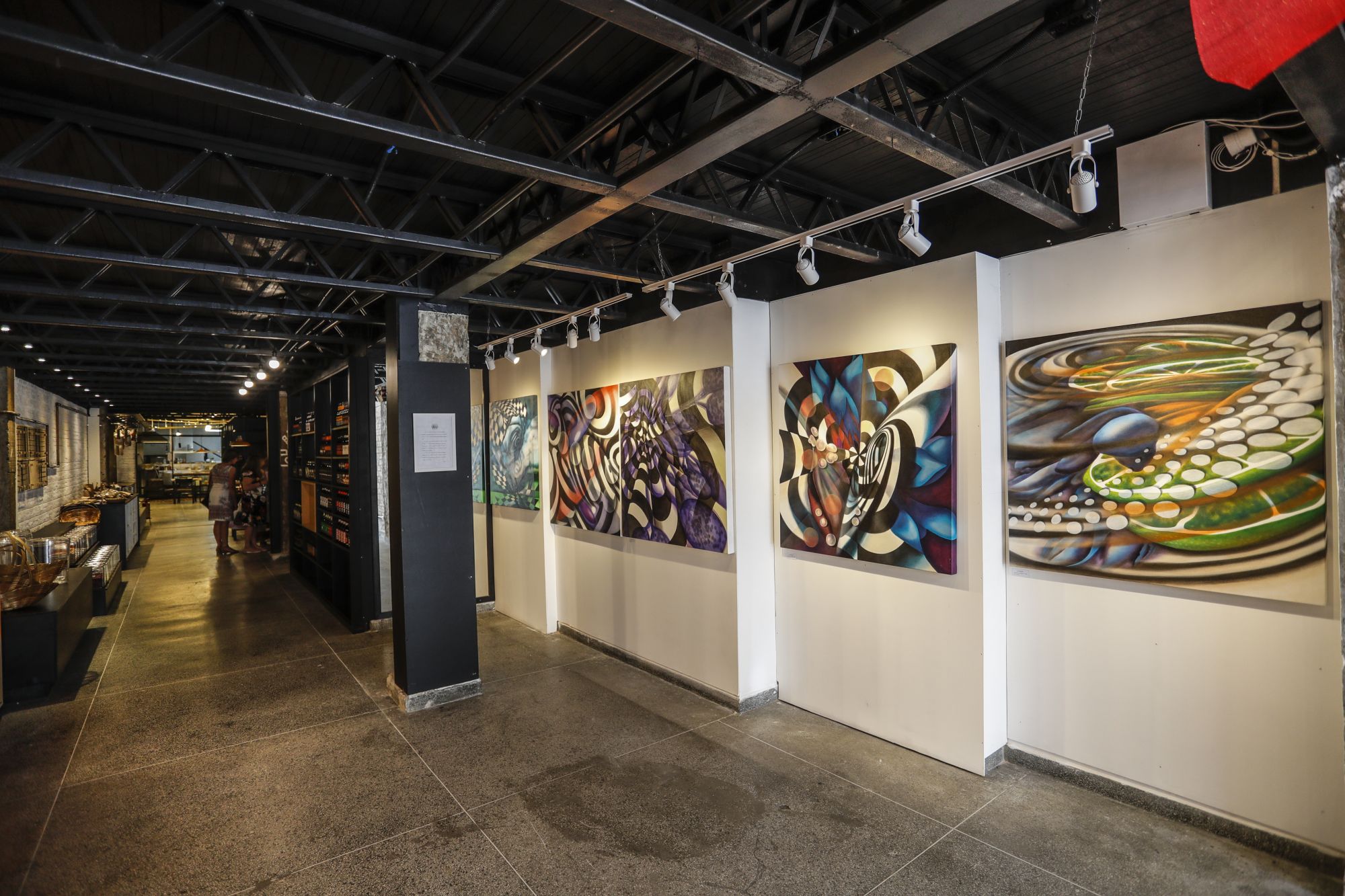 As paredes à direita da entrada são destinadas aos artistas locais. A exposição é por quinzena. Foto: Jonathan Campos/Gazeta do Povo