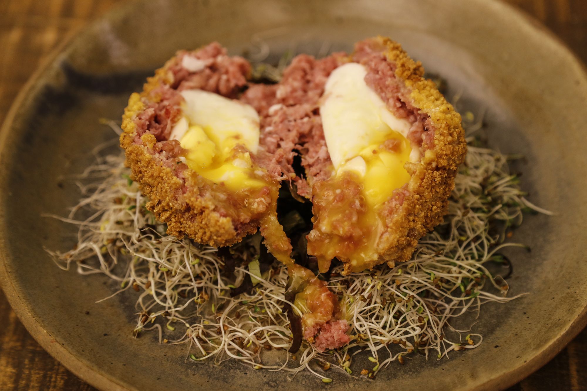Bolovo envolto em pesto de azedinha, carne moída com linguiça Blumenau e empanado com farinha de Morretes. Foto: Jonathan Campos/Gazeta do Povo