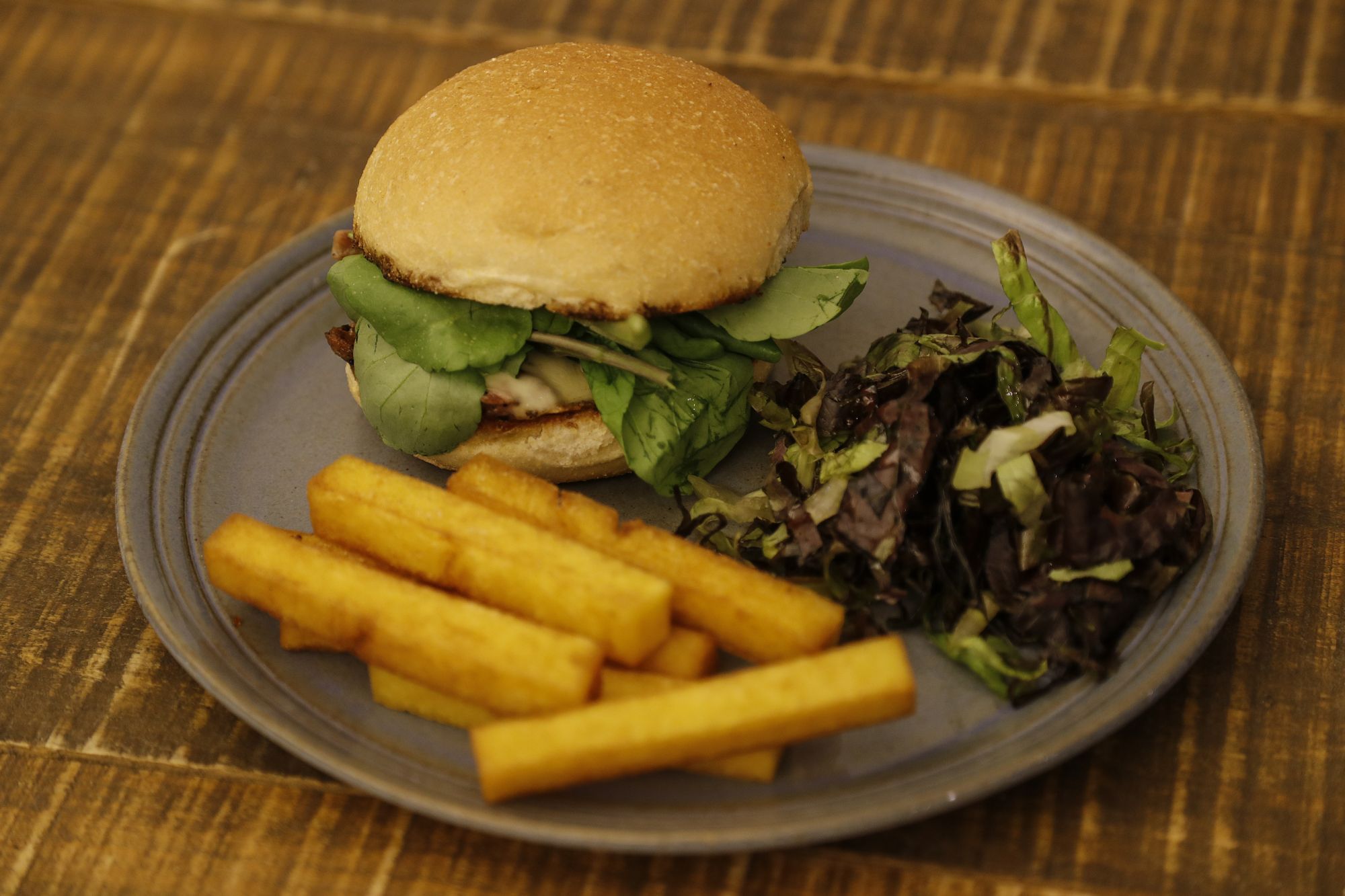 Sanduíche De Santa, feito com frango chapeado, catchup da casa e pasta de alho. Foto: Jonathan Campos/Gazeta do Povo