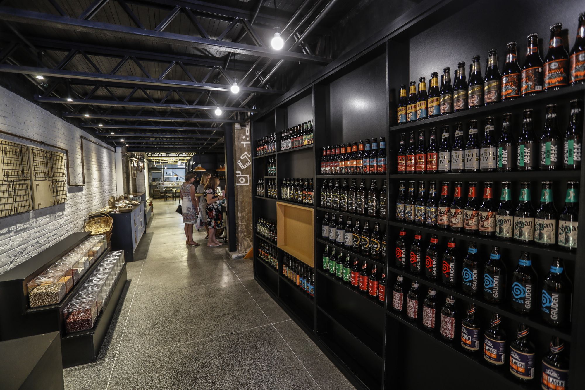 Cervejas e vinhos paranaenses são as opções para beber ou levar para casa n'O Locavorista. Foto: Jonathan Campos/Gazeta do Povo