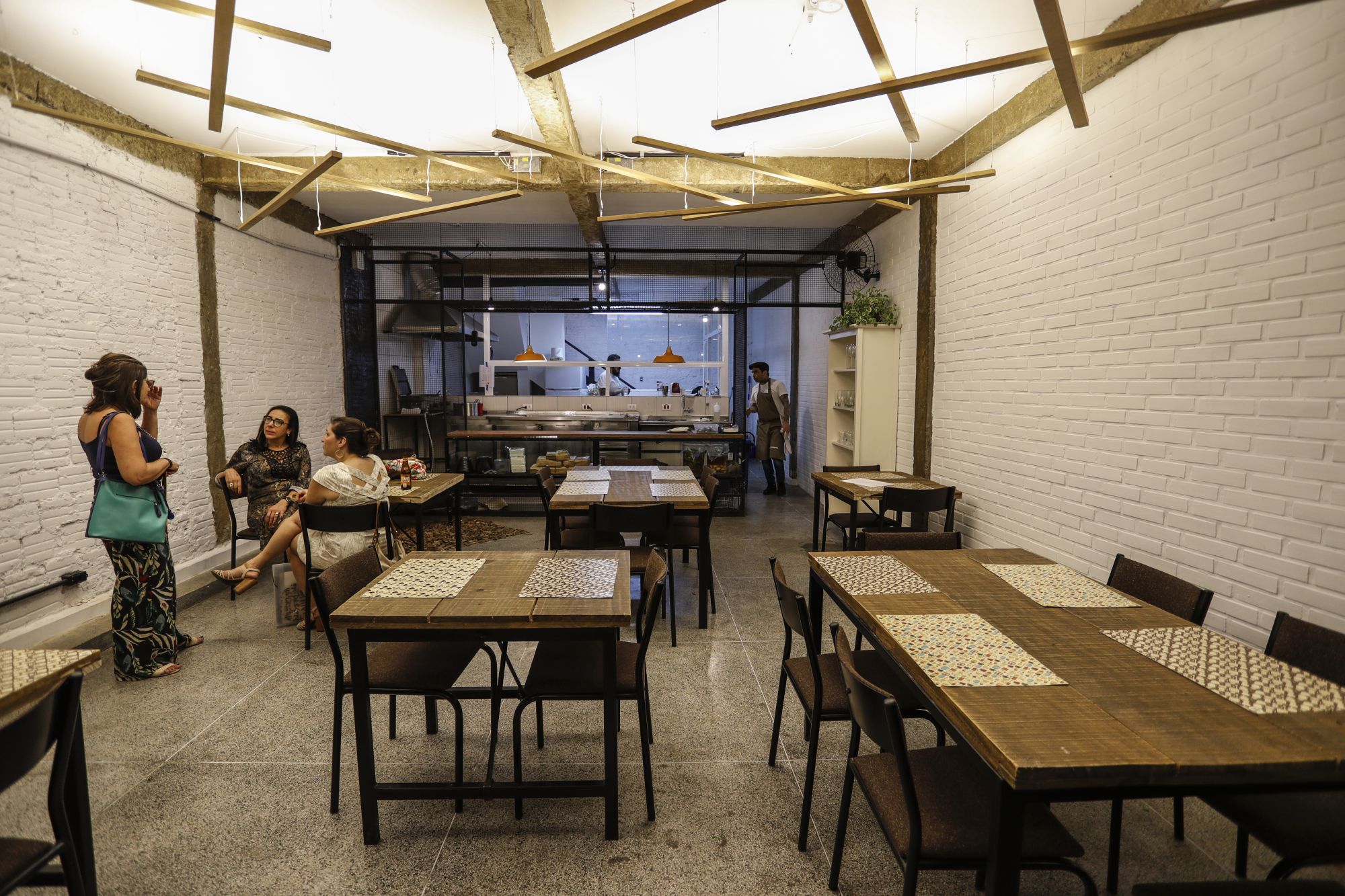 O espaço em que funcionou o Coletivo Alimentar tem novo uso: um deles é o bistrô. Foto: Jonathan Campos/Gazeta do Povo