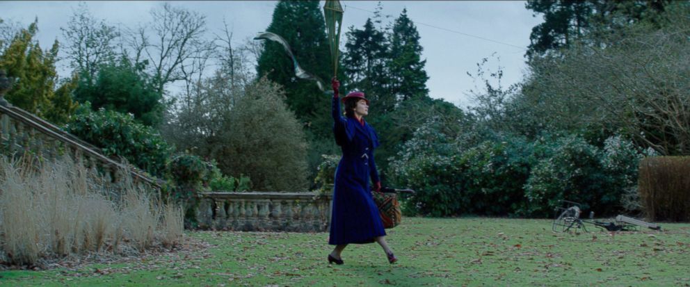 Emily Blunt como Mary Poppins descendo do céu com a pipa na mão. 
