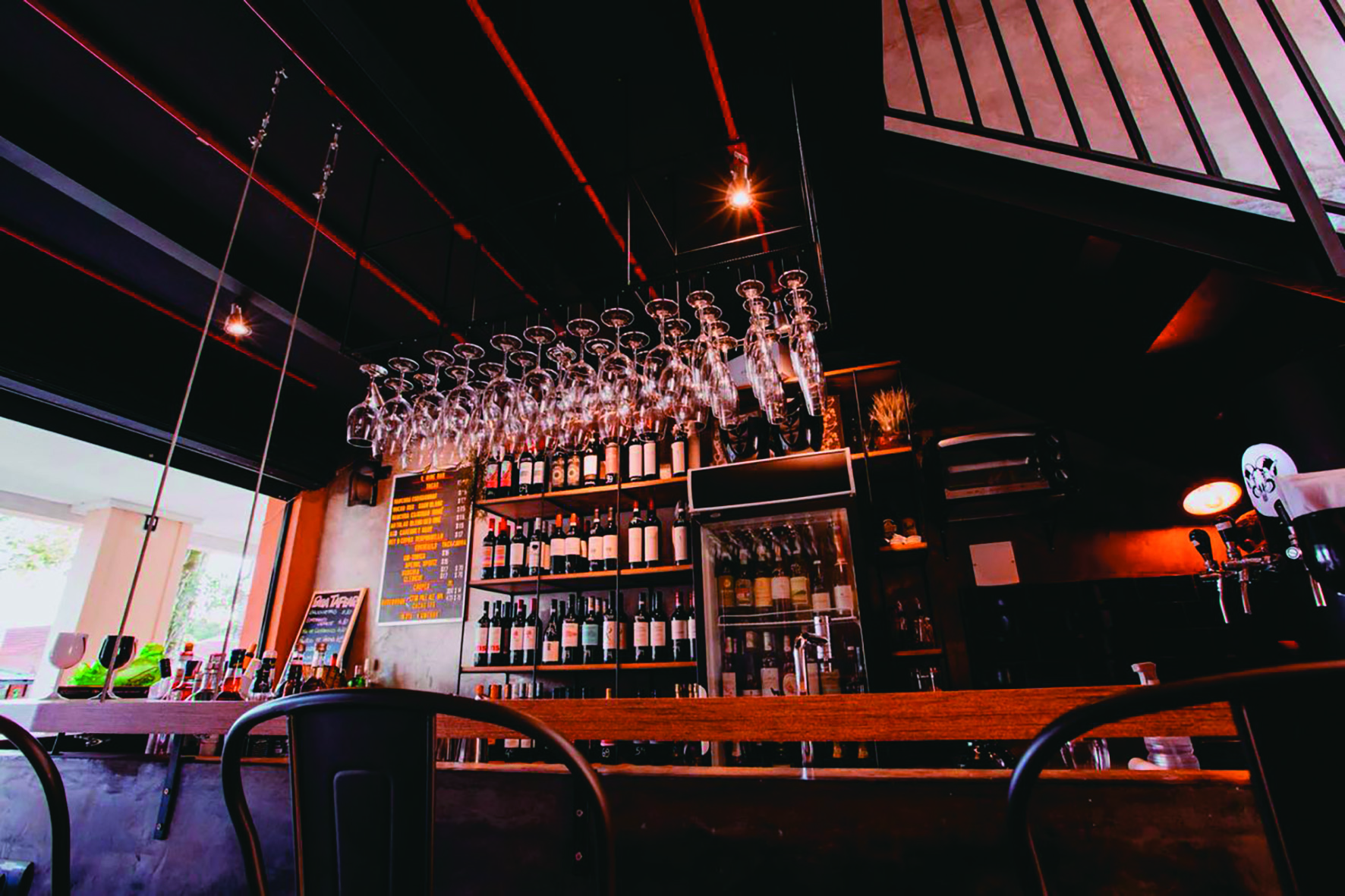 V. Wine Bar fica na Rua Itupava e aumenta o número de vinhos brancos e rosés gelados para o verão. Foto: Divulgação