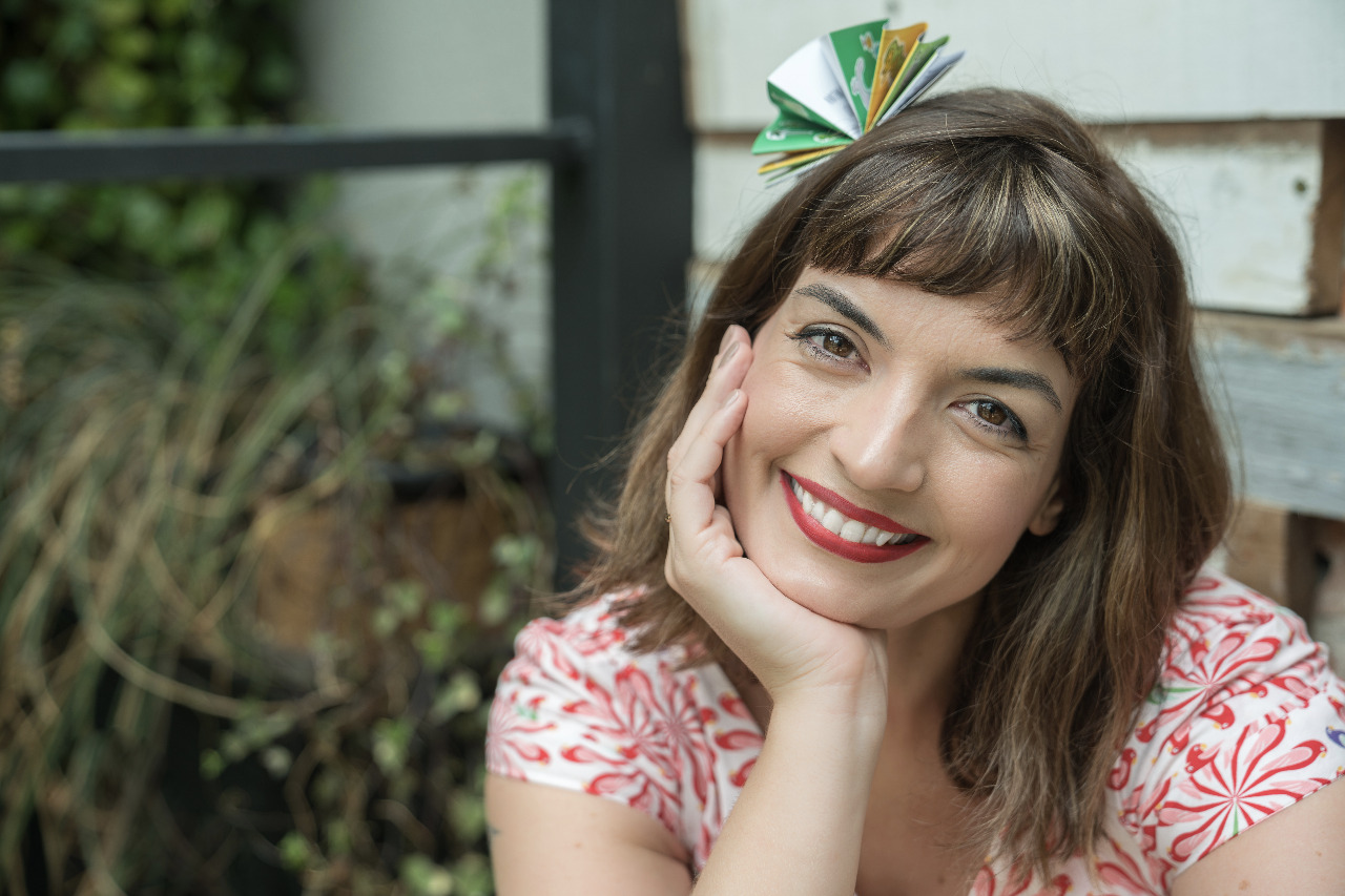 Fafá Conta: atriz Flávia Scherner conta crônicas desde 2015 e é responsável por toda a produção dos eventos. (Foto: DIvulgação)