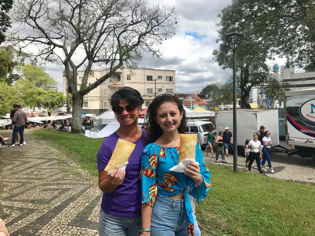 As curitibanas Giovana Casagrande e Simone Gonçalves não negam o tradicional "pastel de feira" no Largo da Ordem 