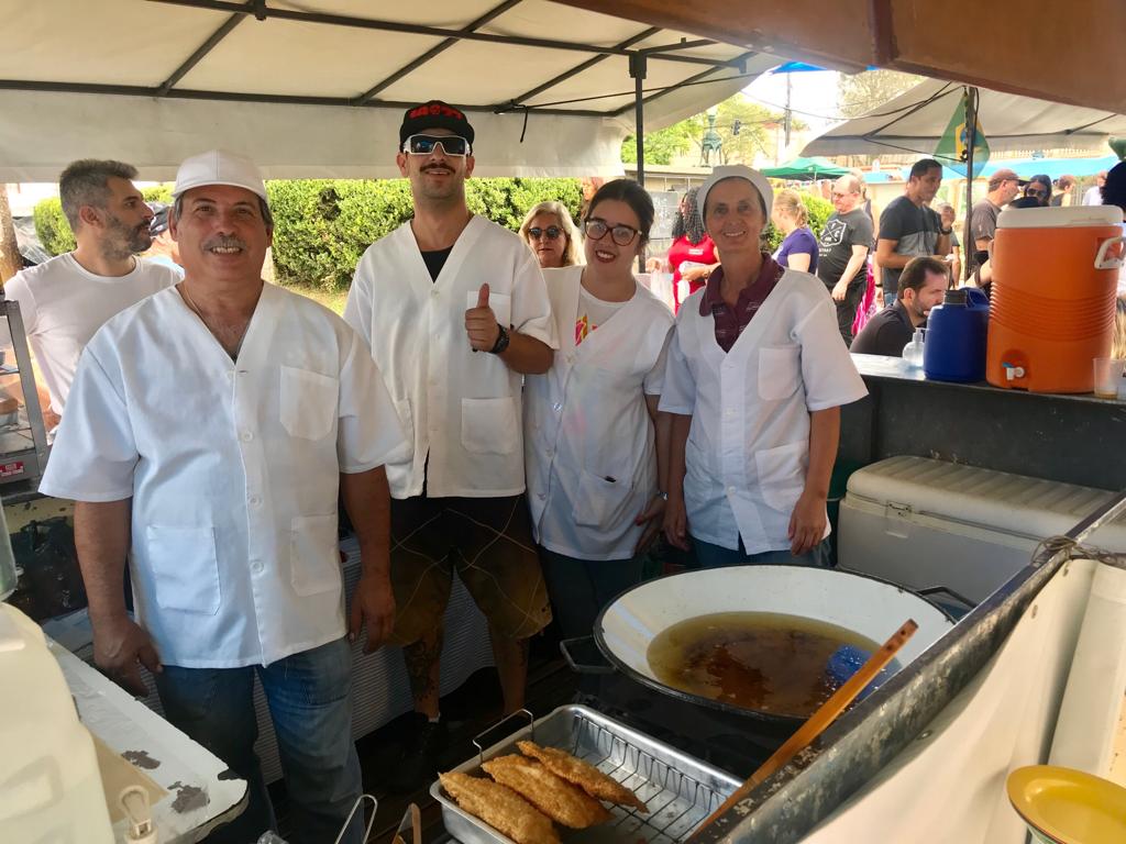 A família Chamano trabalha com pastel na Feira do Largo da Ordem desde 1991