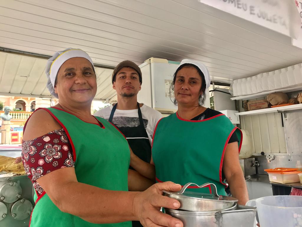 A comerciante Maria Barbosa de Oliveira e sua equipe oferecem diversas opções de pastéis para o público vegetariano
