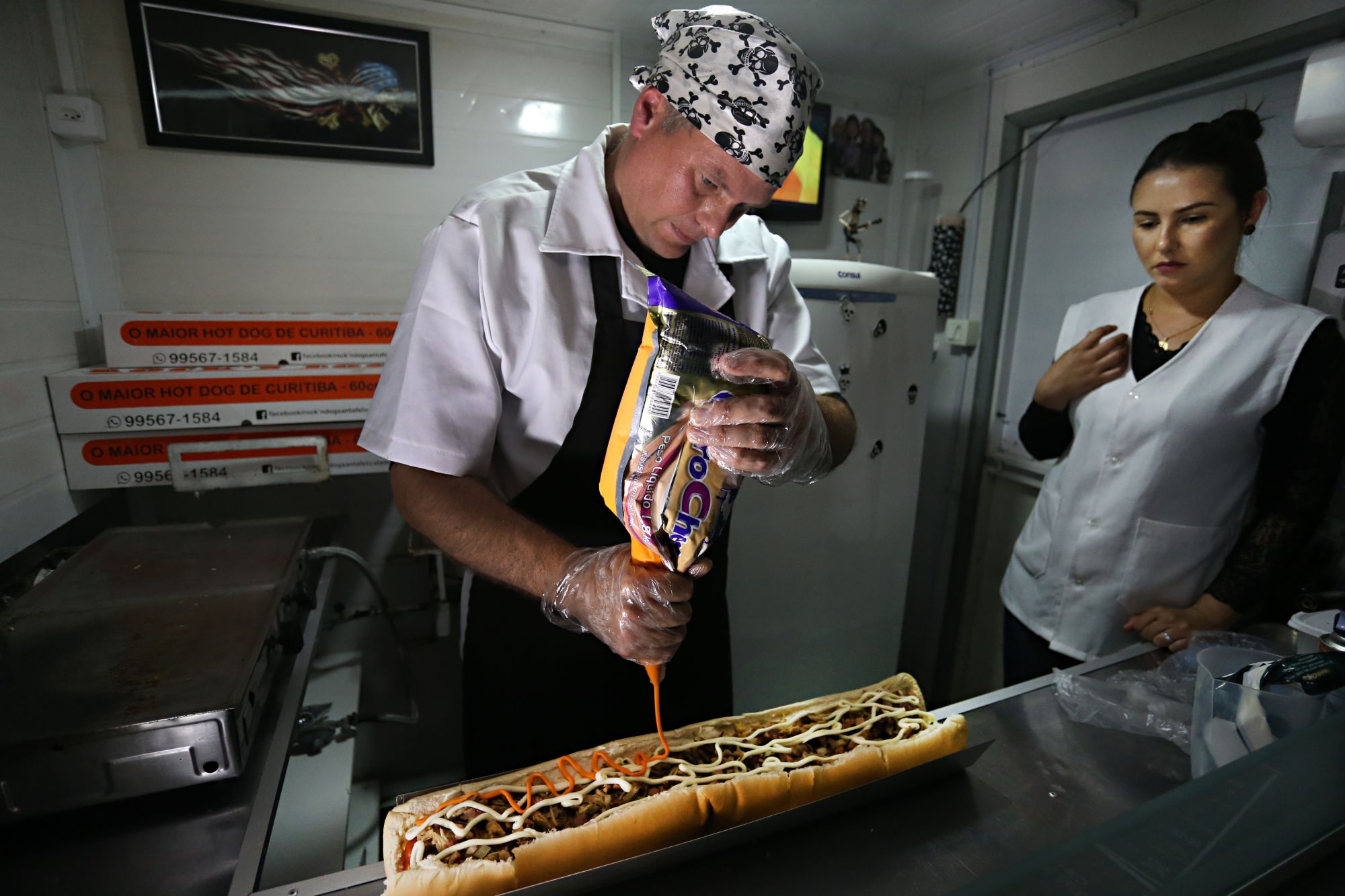 Curitiba tem endereço com o legítimo cachorro-quente prensado de Maringá