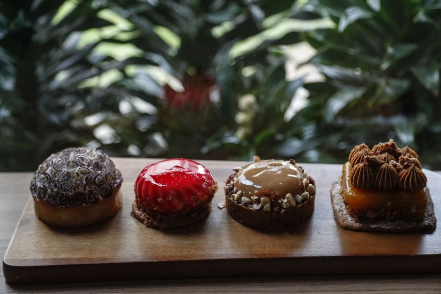 Confeitaria em Curitiba tem doces clássicos como entremet com receita de chef consagrado