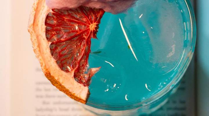 Bar tem drinks inspirados em livros que levam até algodão doce