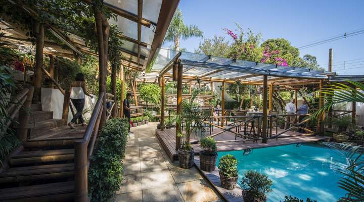 Bares e restaurantes para se sentir na praia sem sair de Curitiba