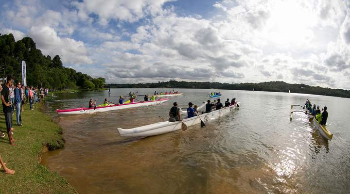 Você pode andar em uma canoa para até 11 pessoas em Curitiba