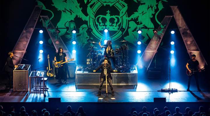 Tributo oficial do Queen faz show no Guairão e tem “Freddie Mercury brasileiro"