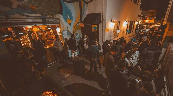 Karaokê com banda ao vivo vai do metal à 'Boate Azul' no Jano Pub
