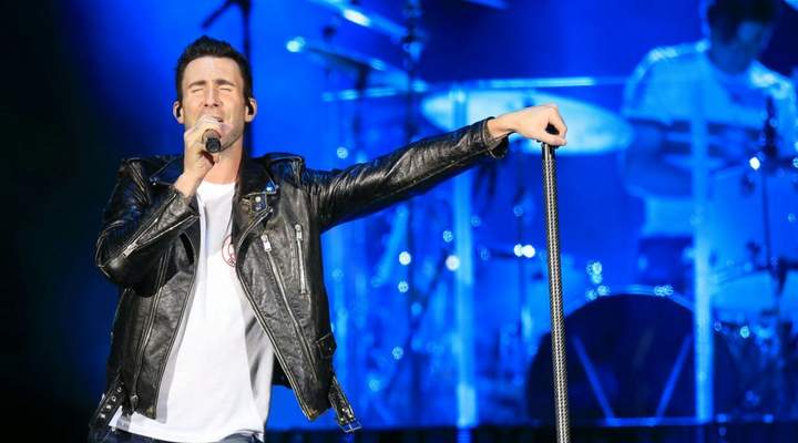 Maroon 5 faz 30 mil pessoas pularem no estádio Couto Pereira
