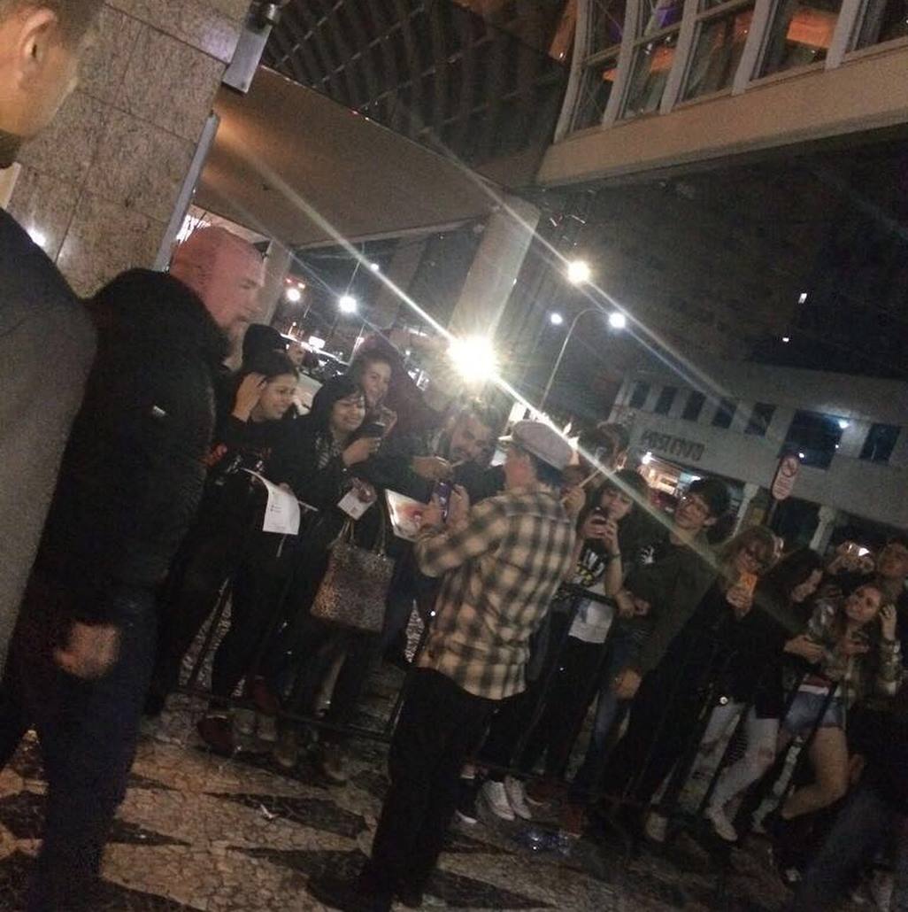 Baterista do Green Day faz vídeo ao vivo pelas ruas de Curitiba